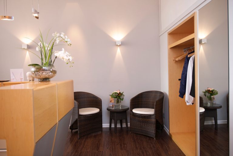 Empfang und Garderobe der Zahnarztpraxis SBK in Norderstedt