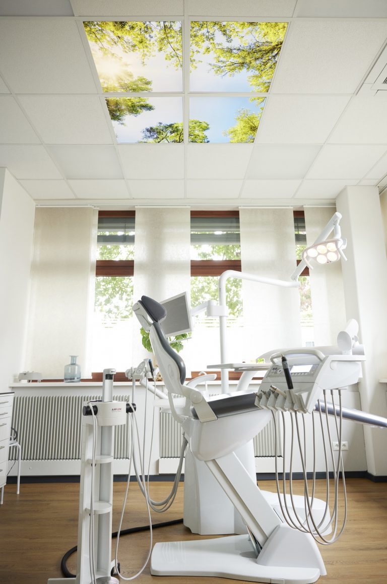 Behandlungszimmer mit Deckenbild in der Zahnarztpraxis SBK in Norderstedt
