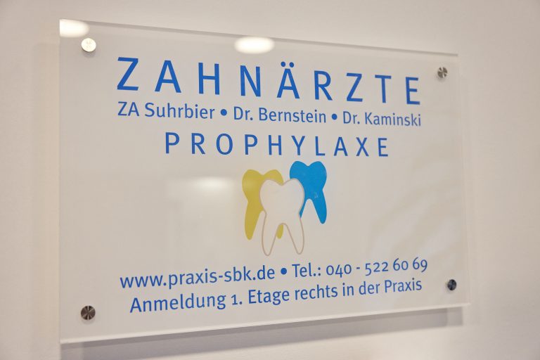 Praxisschild der Zahnärzte ZA Suhrbier, Dr. Bernstein und Dr. Kaminski – Prophylaxe